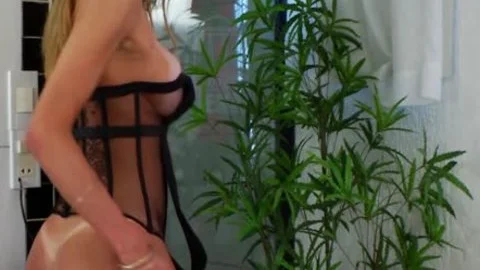 Laura Ferraz loves To Masturbate